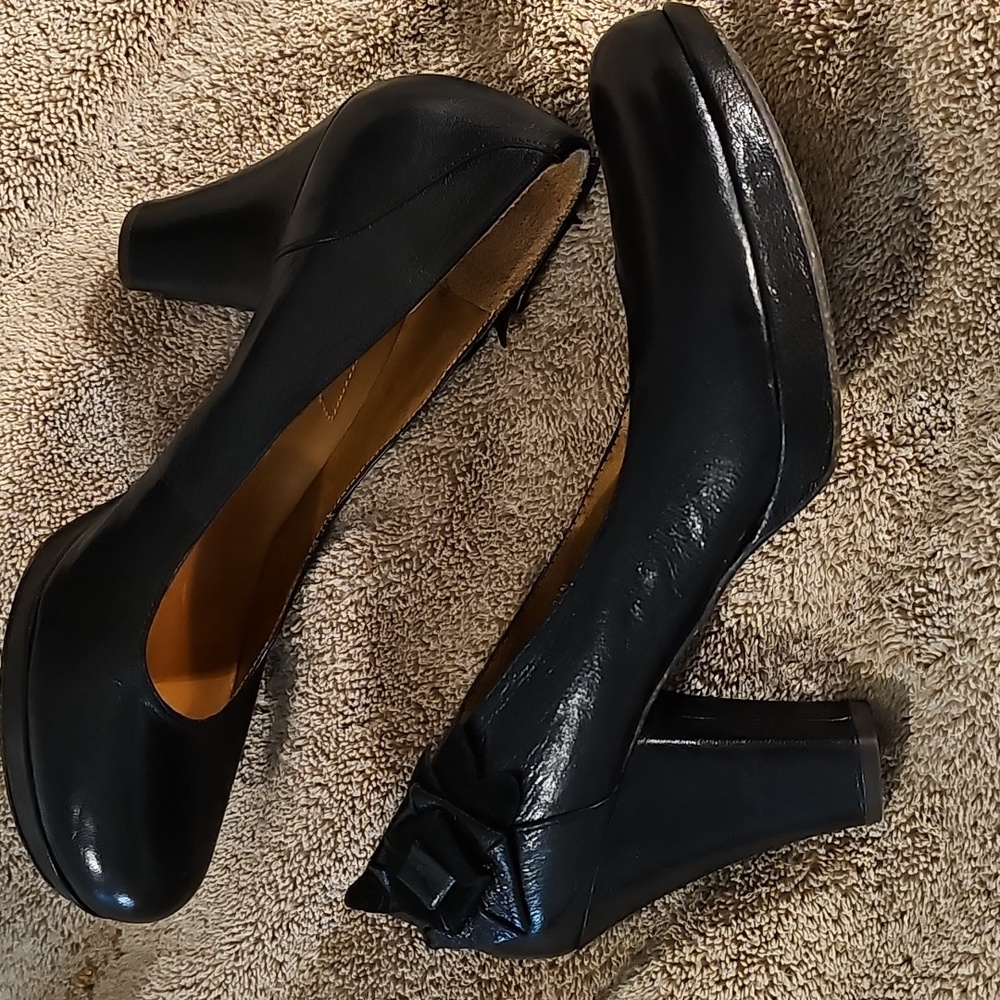 Elegant Naya Black Heels With Rounded Toe And Decorative Flower View 2